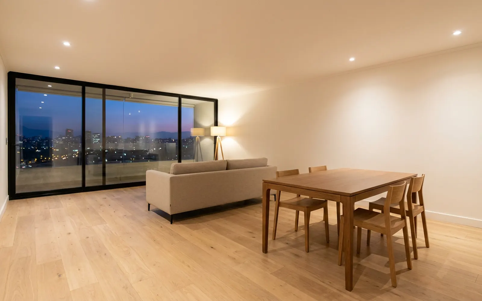 Imagen referencial: living-comedor renovado en un departamento entregado