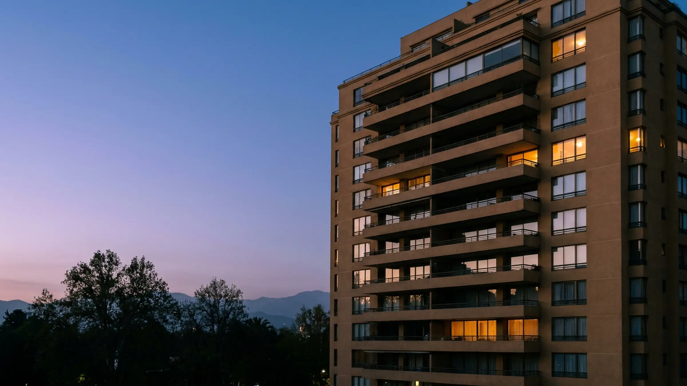 Imagen referencial: edificio residencial de los años 90 en Av. Cristóbal Colón, Las Condes, a la hora azul